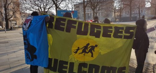 AfD Wahlkampfstand umzingelt